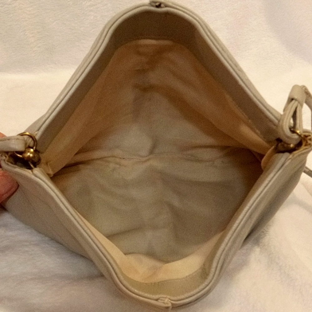 EUC💕Ruched Leather Beige  Crossbody, Beige Inside, Pop Snap Top Closure! - Picture 4 of 7